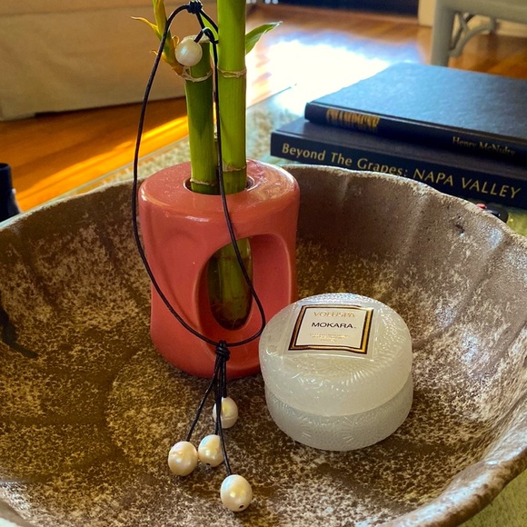 Faux pearls on knotted leather necklace with looped pearl clasp - Picture 1 of 4